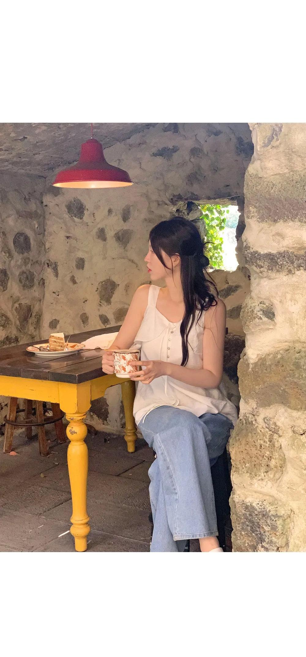 모뜨 프릴 리본 슬리브리스 블라우스